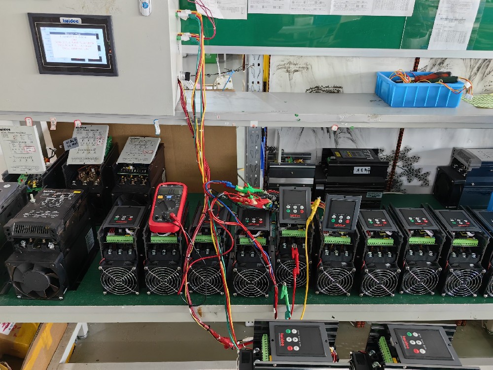 晶闸管在互换电力调整器中是若何实现电压调节的？