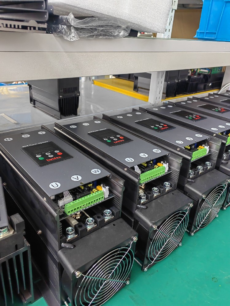 给电力调整器建设的保险丝频仍熔断，怎么判断是设备过载还是保险丝规格不合？